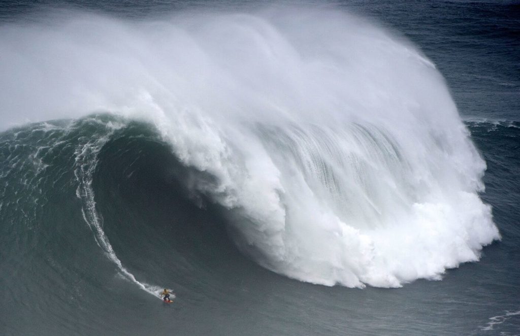 Le surfeur espagnol Axier Muniain sur une vague de Nazaré lors du Tow Surfing Challenge. © Miguel Riopa/AFP